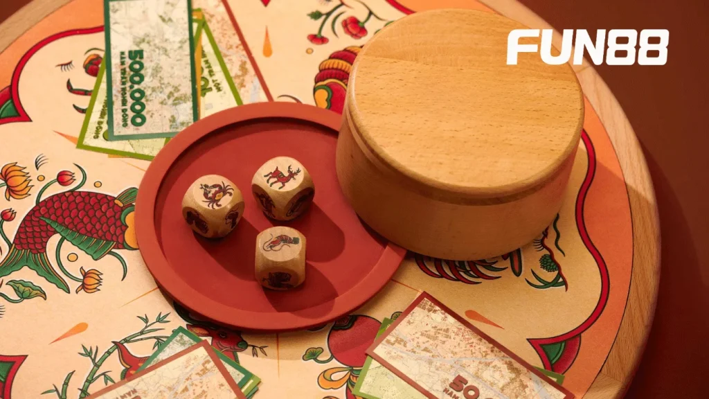 Bầu cua truyền thống gồm có 3 viên xúc xắc và mỗi viên có 6 mặt in hình